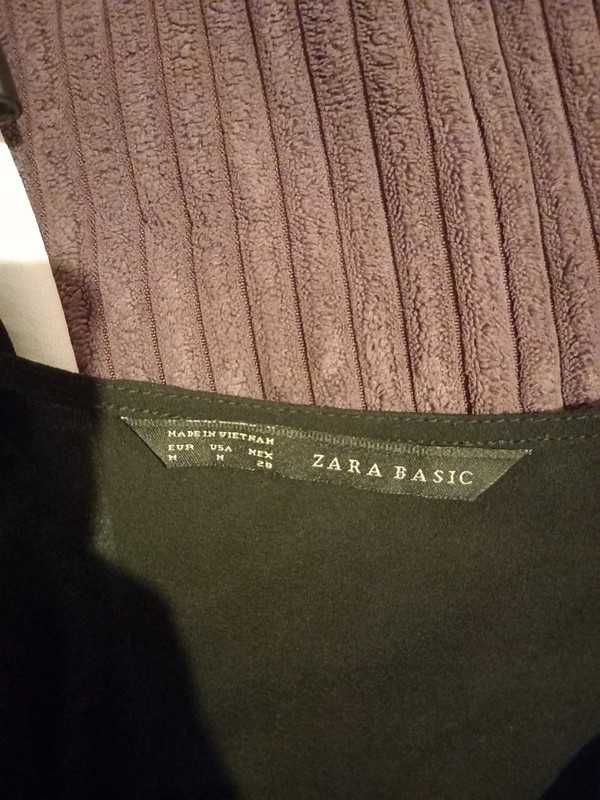 Top ZARA com aplicações nos ombros