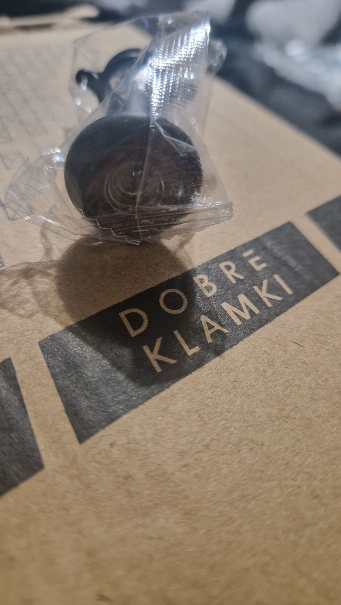 Klamka zewnętrzna do drzwi z dwoma zamkami i judaszem