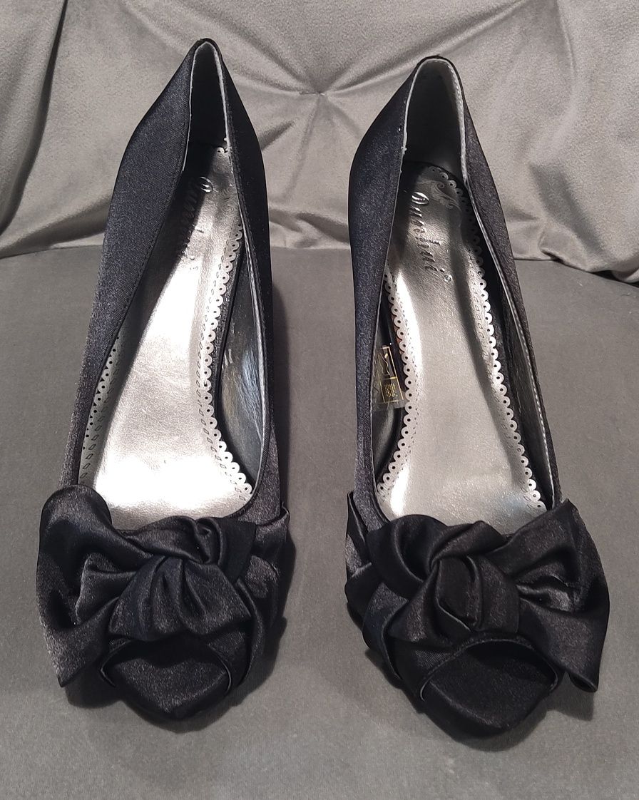 Sapatos elegantes de cetim