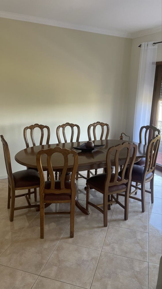 Mesa de sala de jantar com 8 cadeiras