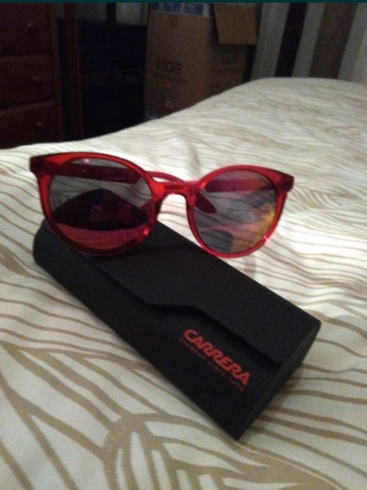Óculos de sol para senhora marca CARRERA a estrear com estojo 

Posso