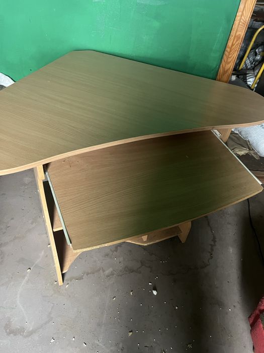 Стіл компʼютерний