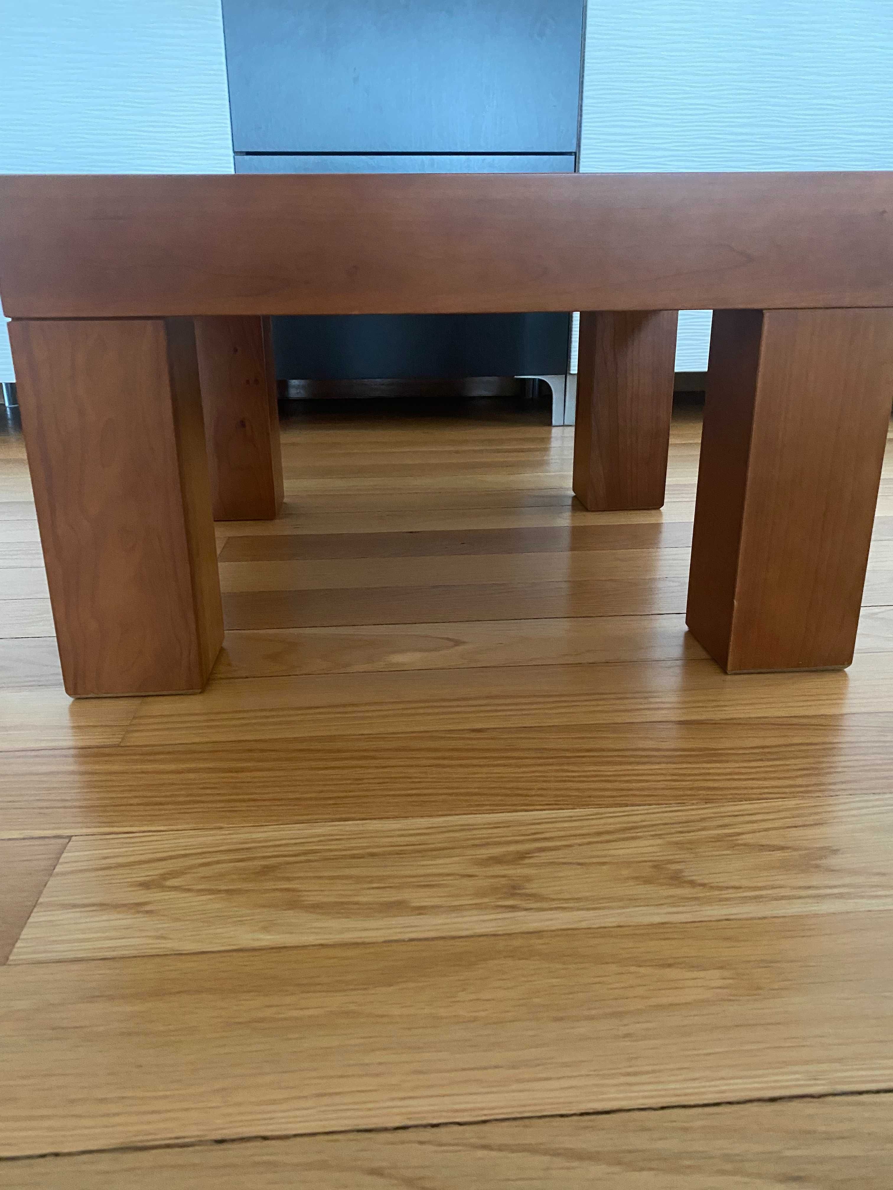 Mesa de centro cor cerejeira, robusta