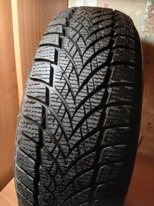 Продам майже нову резину, гума goodyear зимова, r14-185/65.