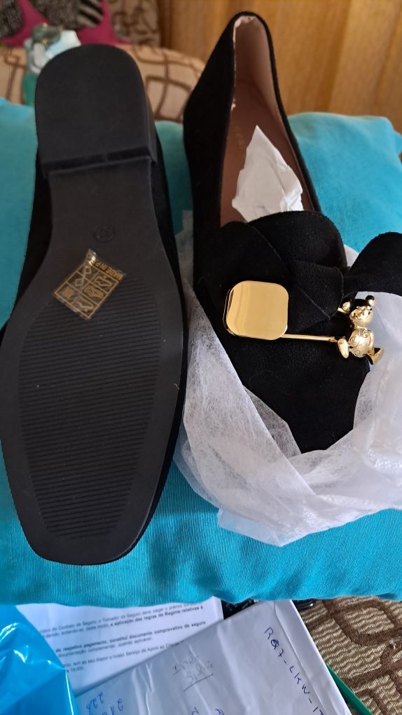 Sapatos pretos novos de camurça