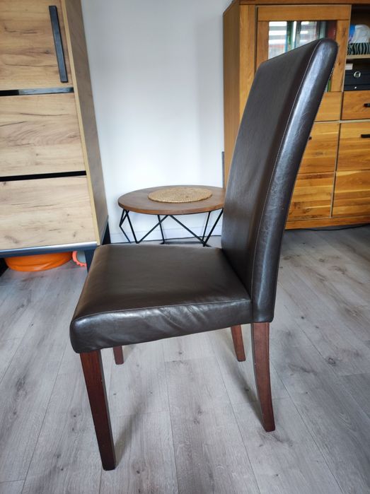 Stół drewniany z krzesłami