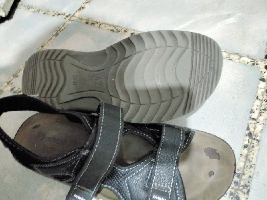 Três paras de sapatos número 42