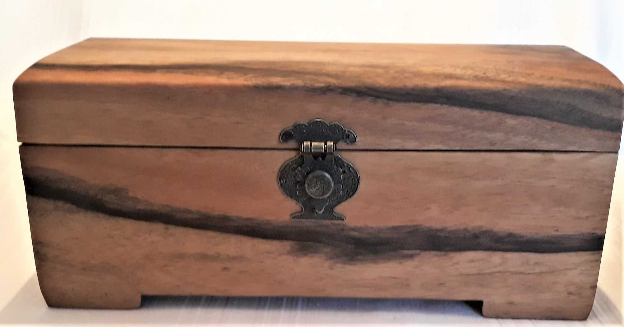 szkatuła drewniana,fornirowana , orzech włoski