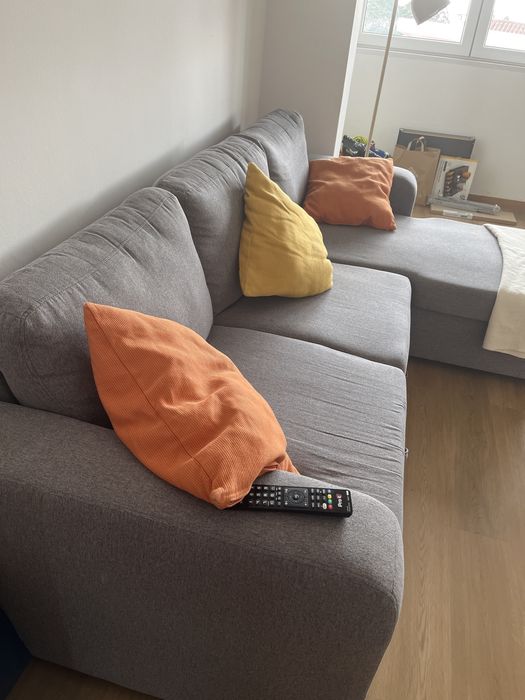 Sofá chaise-longue reversível com cama e arrumação