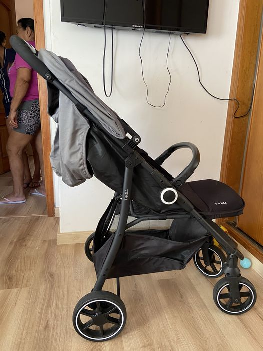 Vendo carrinho de bebe, com uma avaria no encosto
