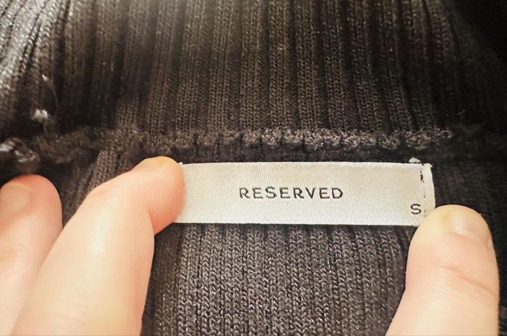 Sweterek Reserved – czarny kardigan.