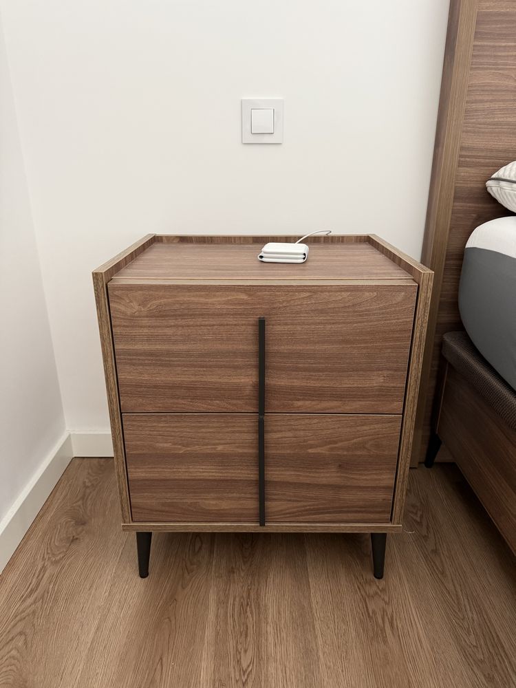 Cama de casal com arrumação