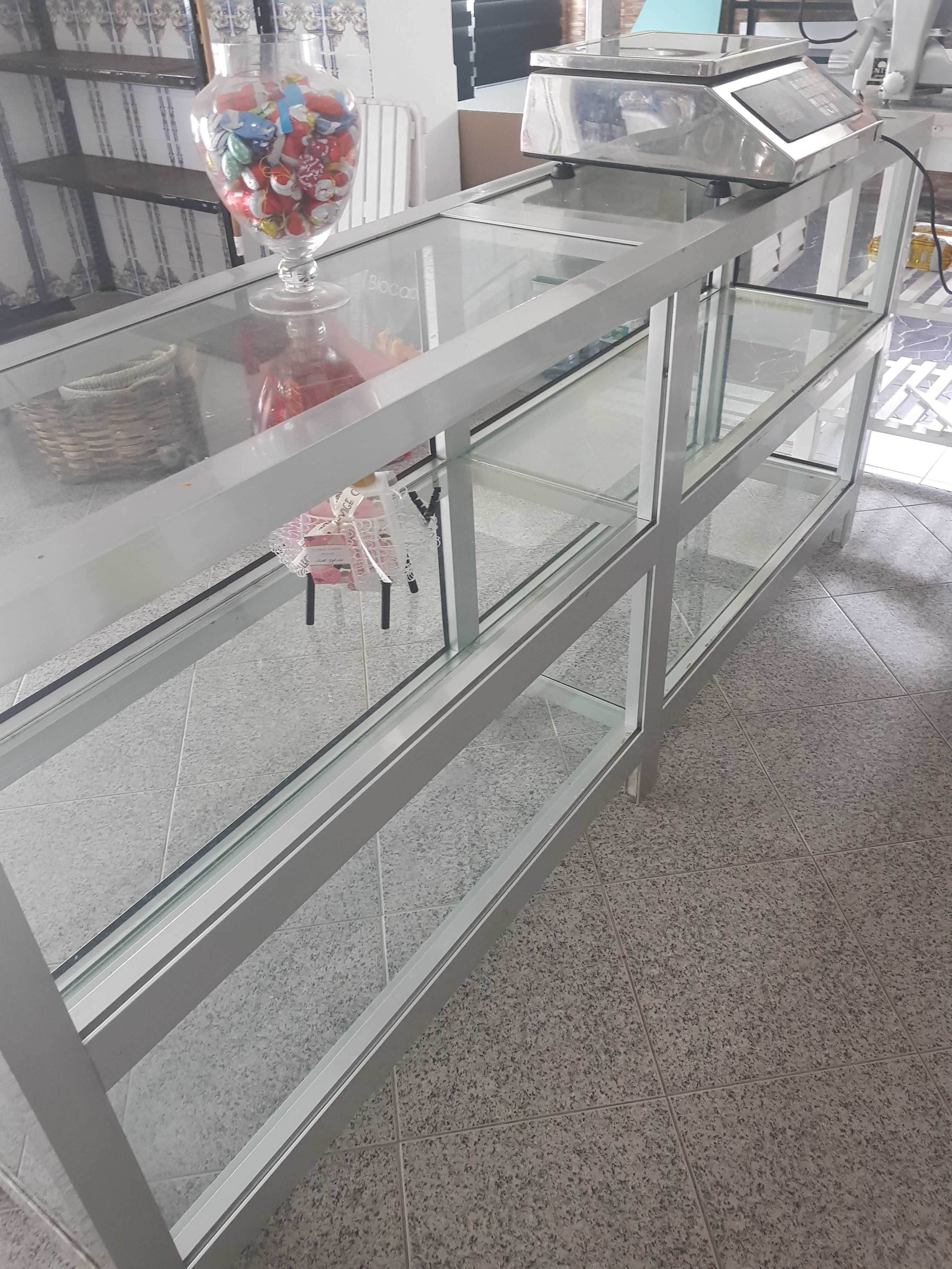 balcao de loja em inox e vidro