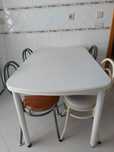 Urgente Conjunto de mesa e quatro cadeiras em ótimo estado