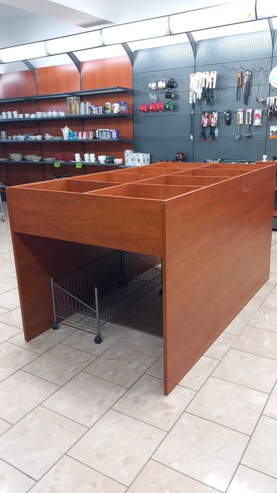 Drewniany regał ekspozycyjny z przegrodami