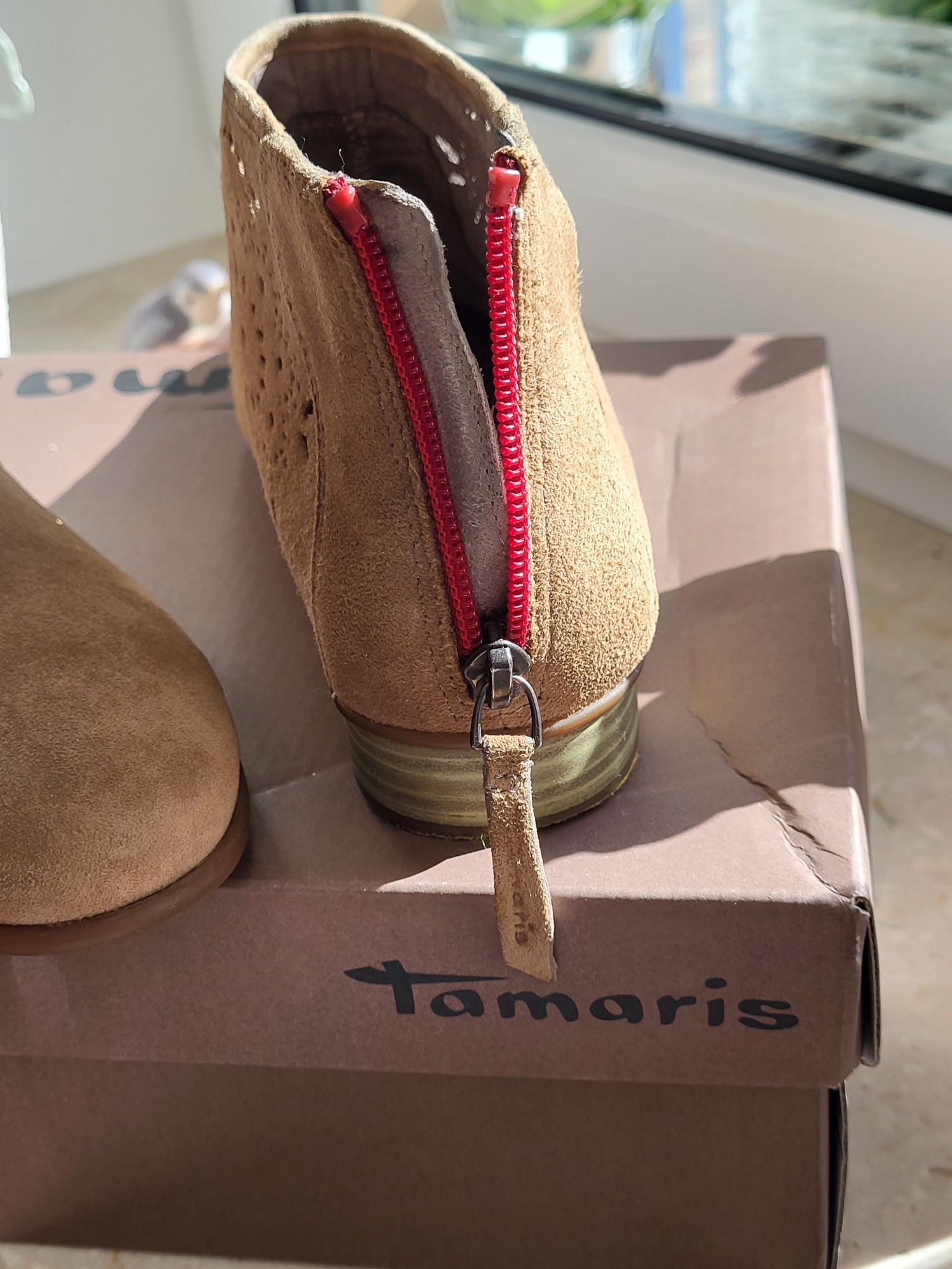 Zamszowe buty Tamaris