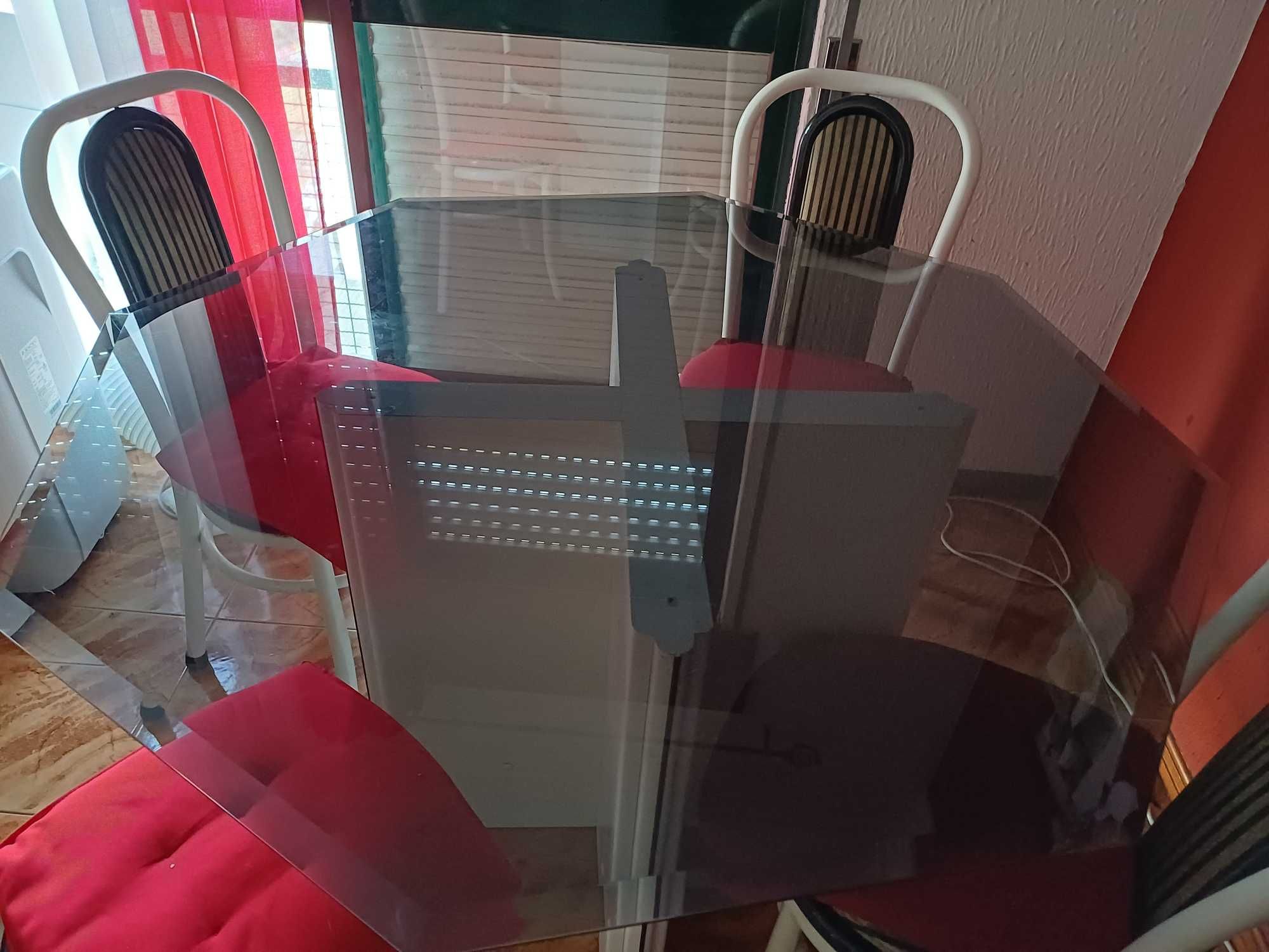 Mesa com tampo em Vidro Temperado + 4 Cadeiras