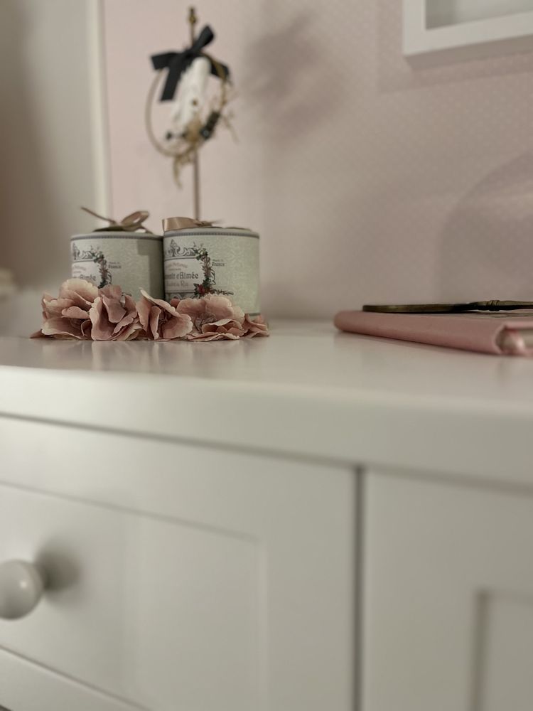 Cómoda lacada a branco