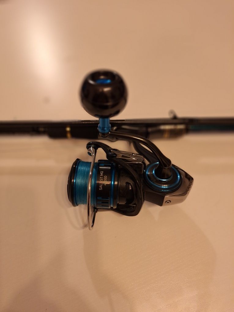 Daiwa Tournement AGS 3.05 com carreto Saltist 4000 e linha Daiwa tourn