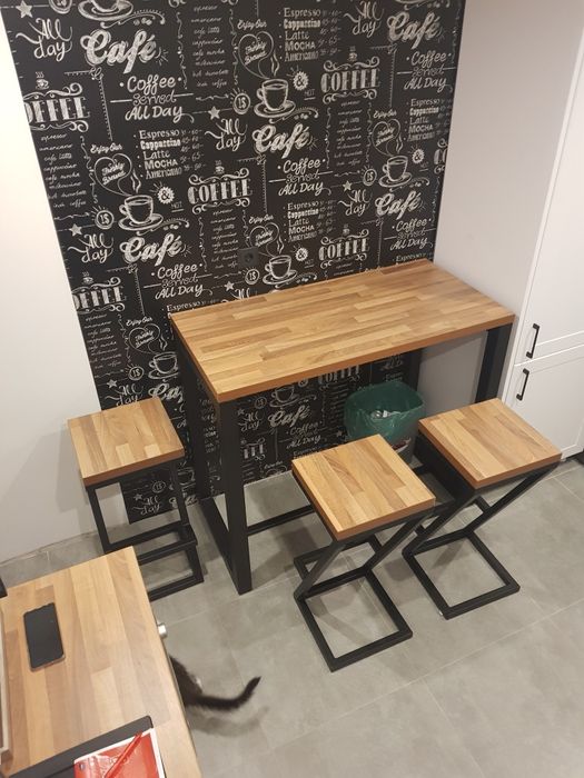 Stół + trzy krzesła