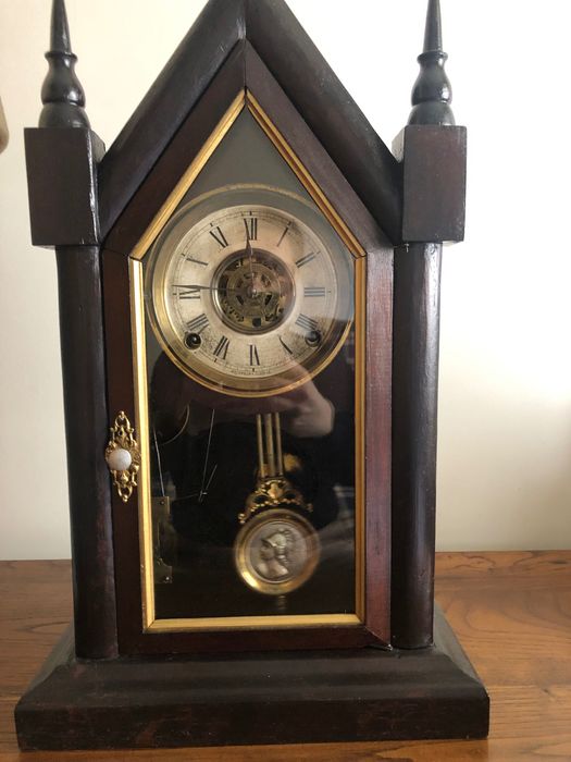 Bonito relógio de pêndulo antigo de parede