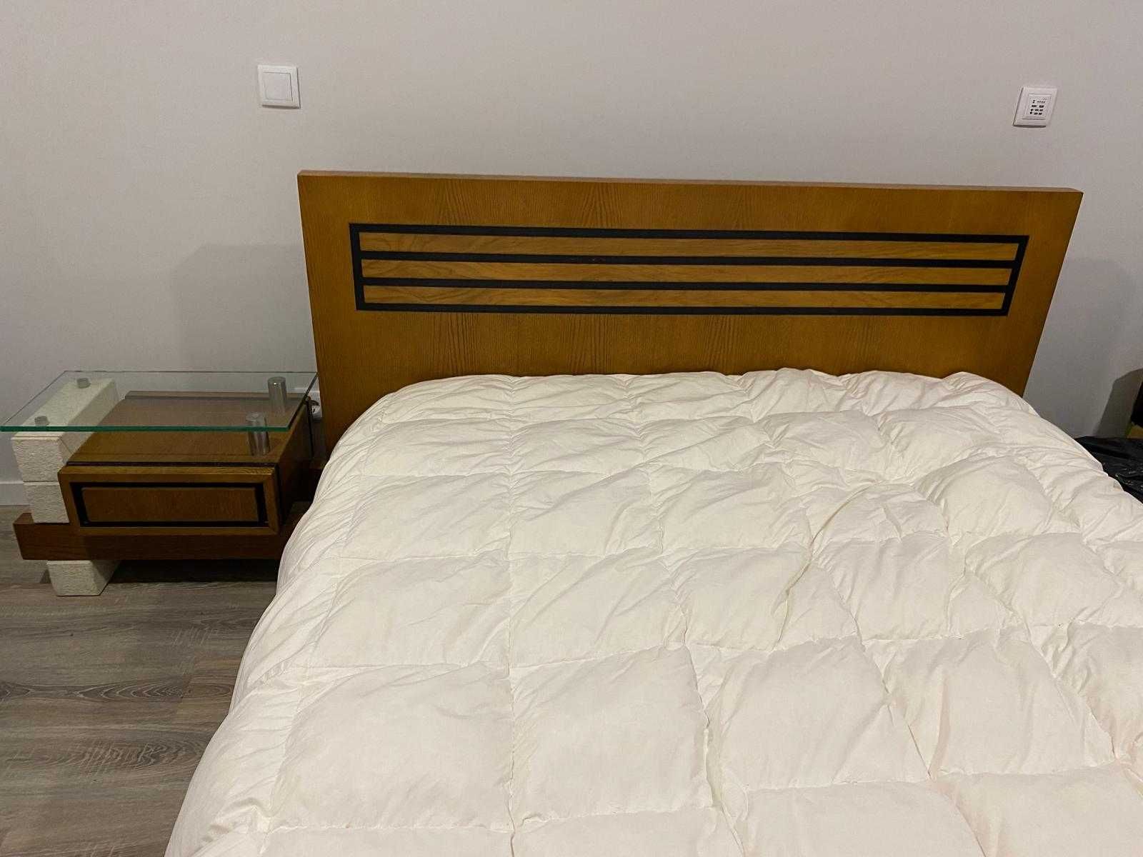 Cama de casal em madeira maciça