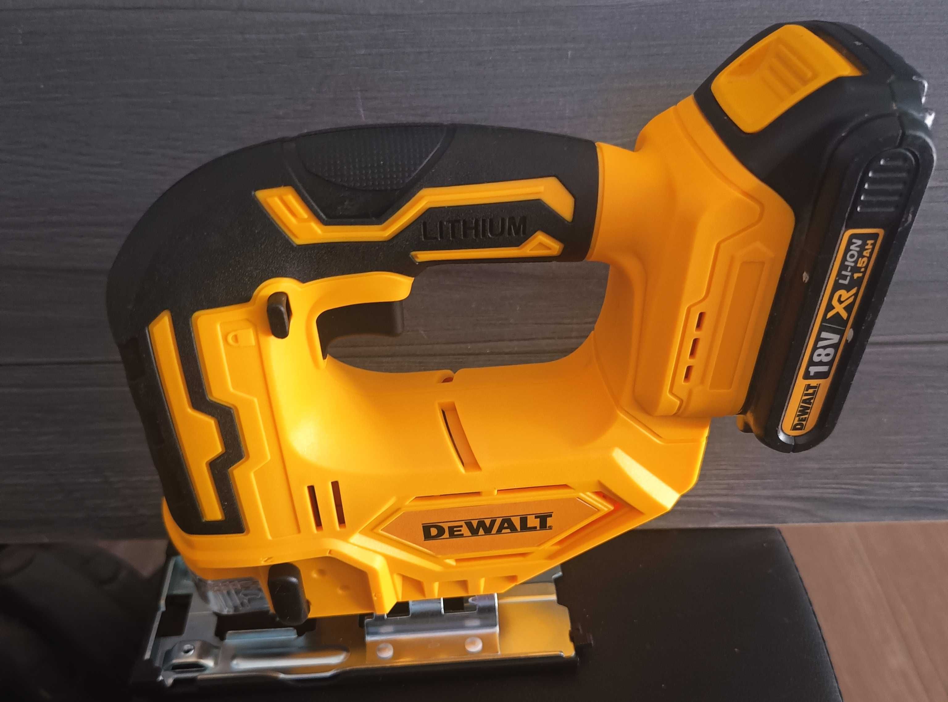 Wyrzynarka DeWalt 2700RPM