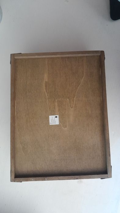 Caixa de arrumação com pegas de lado e tachas e tachas em madeira fina