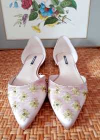 Sapatos Zara novos, tecido acetinado, às flores bordadas. T. 36