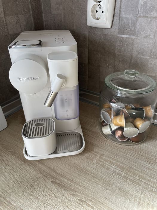 Maquina nespresso nova branca mais o frasco com capsulas