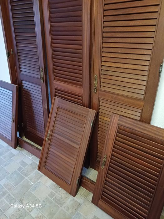 Portas de roupeiro em madeira castanho