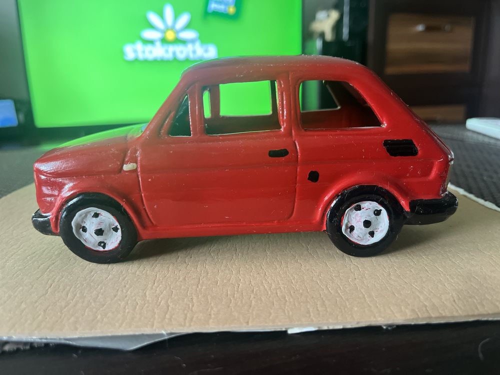 Fiat 126p model z gliny recznie malowany