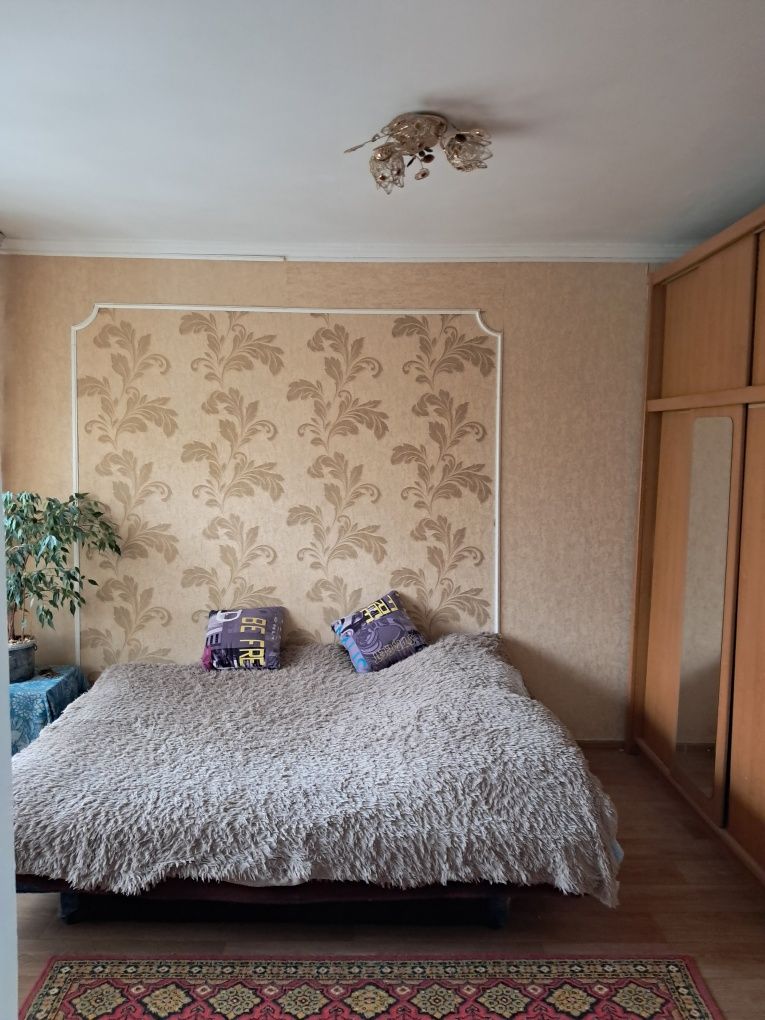 Продається дві кімнати в гуртожитку.