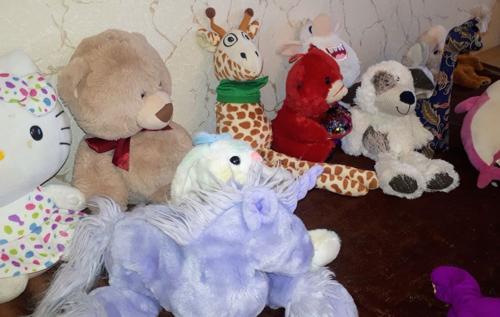 Большая коробка мягких игрушек. Не дорого. Примерно 40 шт.