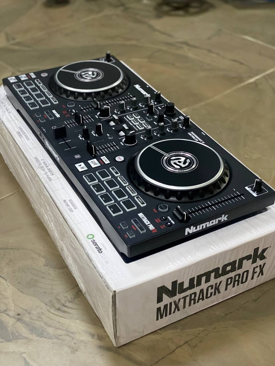 DJ контроллер Numark Mixtrack PRO FX