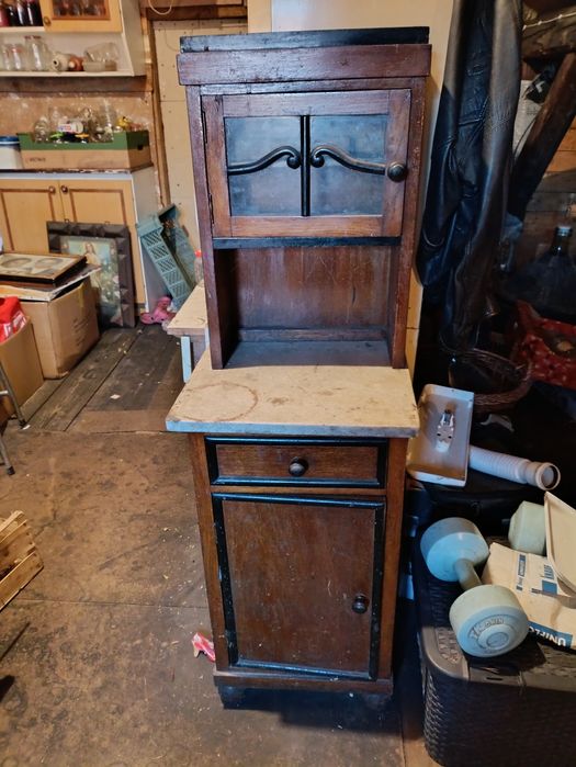 Dwa nakasliki i komoda