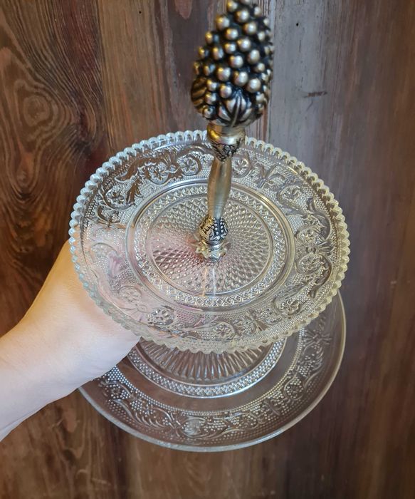 Patera ze szkła prasowanego z pięknym zdobieniem - 2 piętrowa