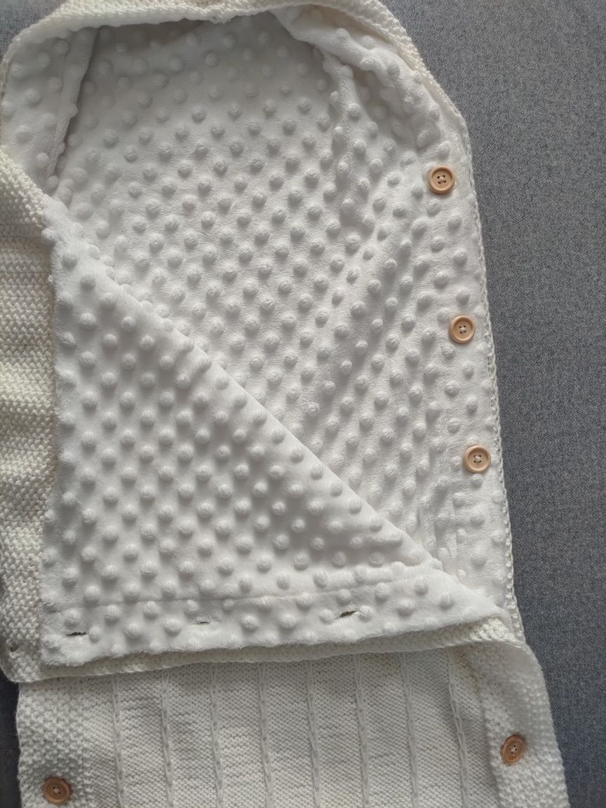 Kocyk do chrztu dziergany biały handmade sesja
