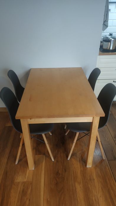 Drewniany stół z 4 krzesłami-rezerwacja