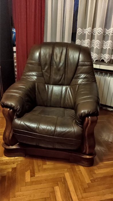 Skórzany zestaw wypoczynkowy: kanapa rozkładana + 2 fotele + 2 pufy, l