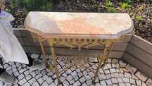 Mesa dourada com mármore