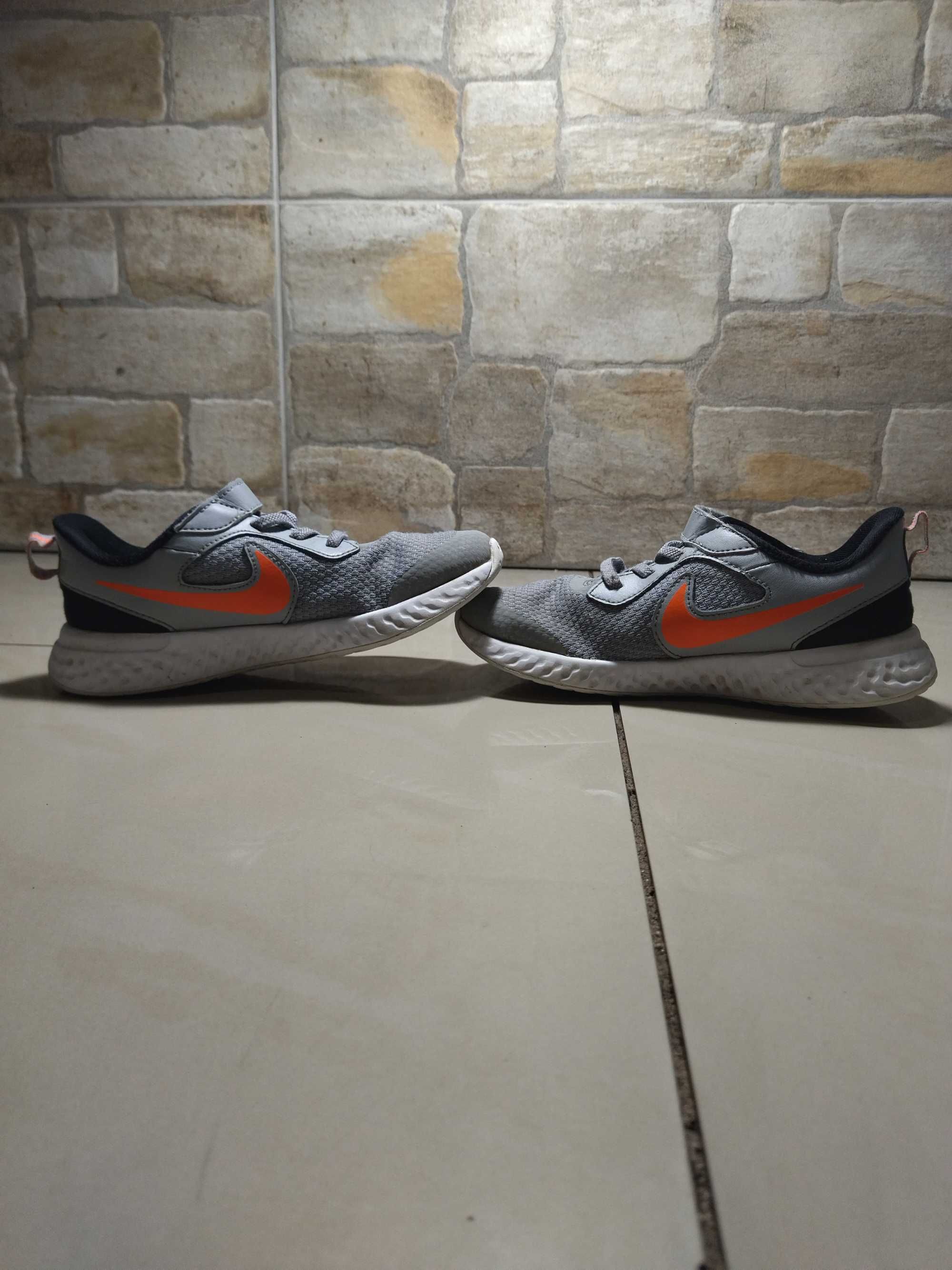 Nike Revolution 5 Psv BQ5672 007 Lt Smoke Grey/Total Orange