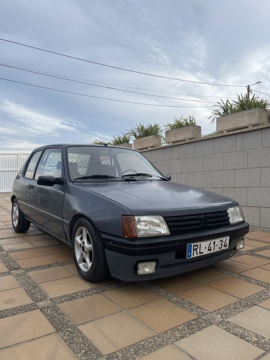 Peugeot 205 frente GTI