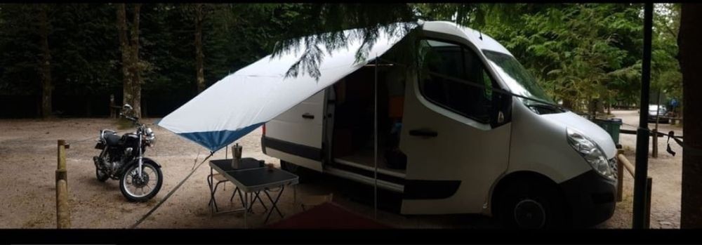 Campervan Renault Mercadorias com espaço habitacional
