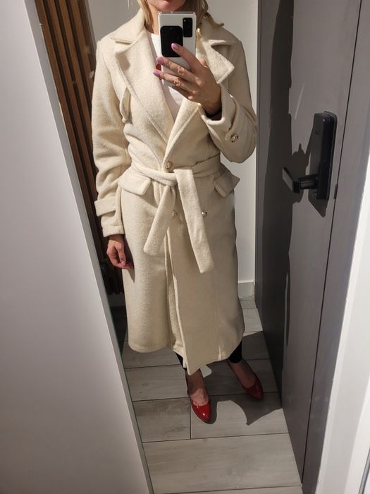 Beżowy zimowy ciepły piękna płaszcz. Oversize