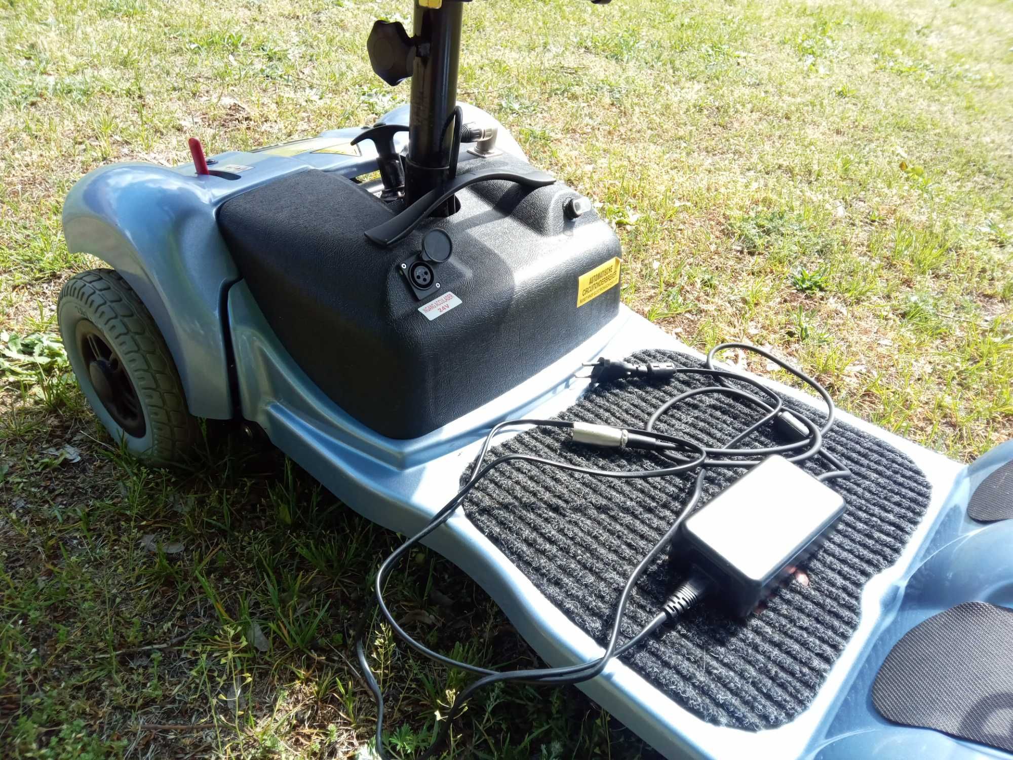 Wózek inwalidzki elektryczny czterokołowy