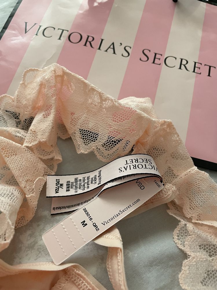 Nowe stringi Victoria Secret z koronka