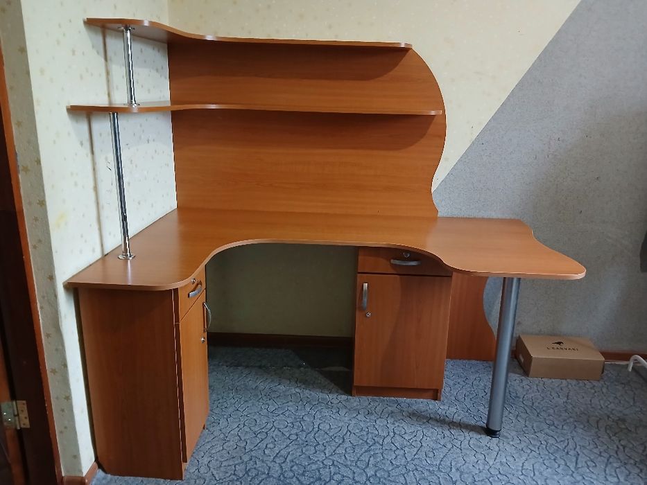 Стіл письмовий на два місця.