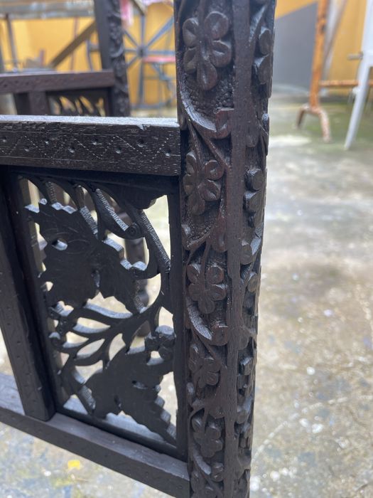 Mesa redonda dobrável trabalhada