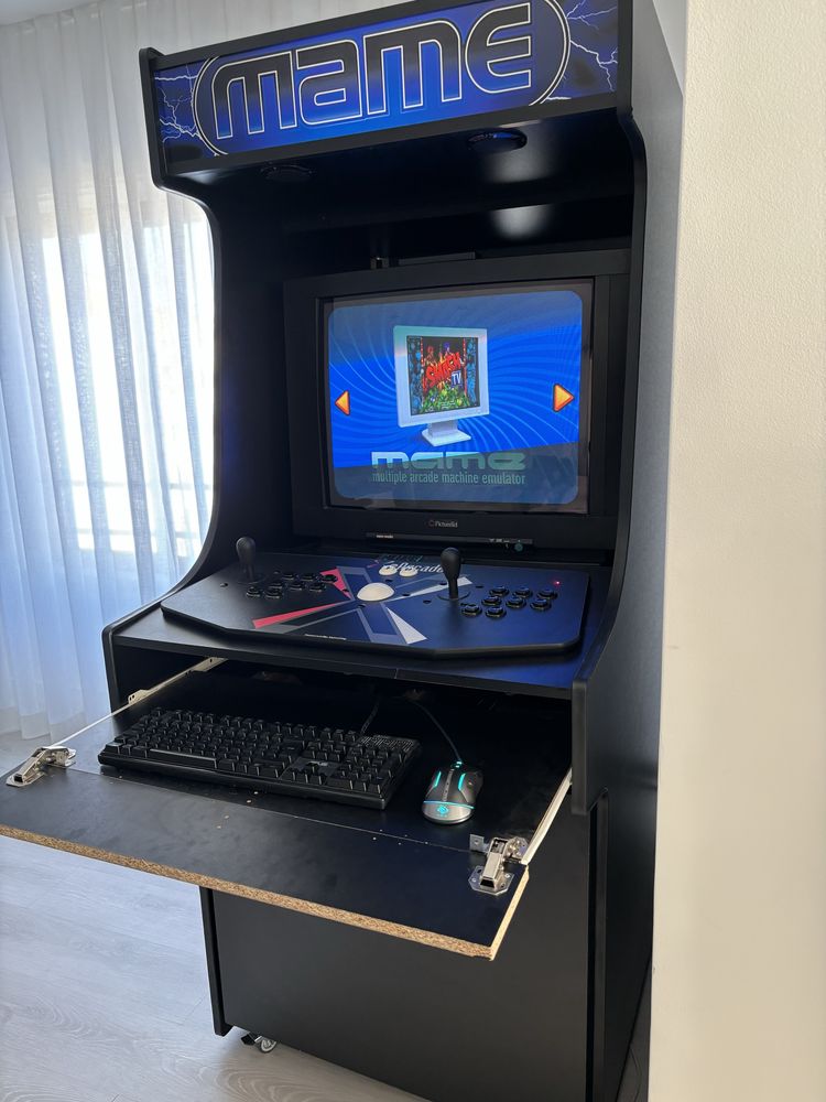 Maquina Arcade com CRT (muito raro)